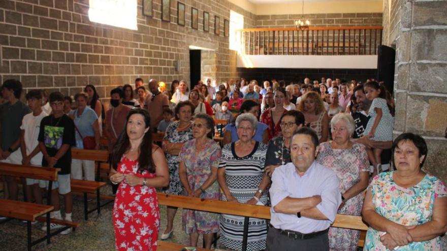 Entrepeñas desagravia a la Virgen de agosto con rezos en el templo