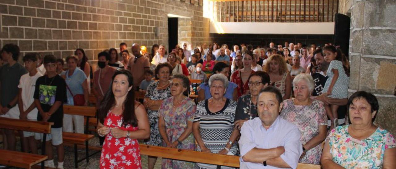 Entrepeñas desagravia a la Virgen de agosto con rezos en el templo