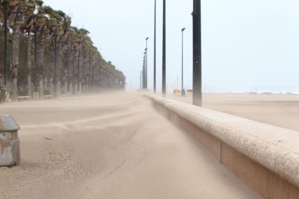 El temporal ''entierra'' en arena el paseo marítimo de València