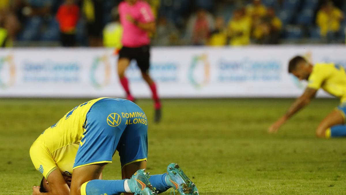 Los jugadores de Las Palmas se lamentan tras el pitido final.