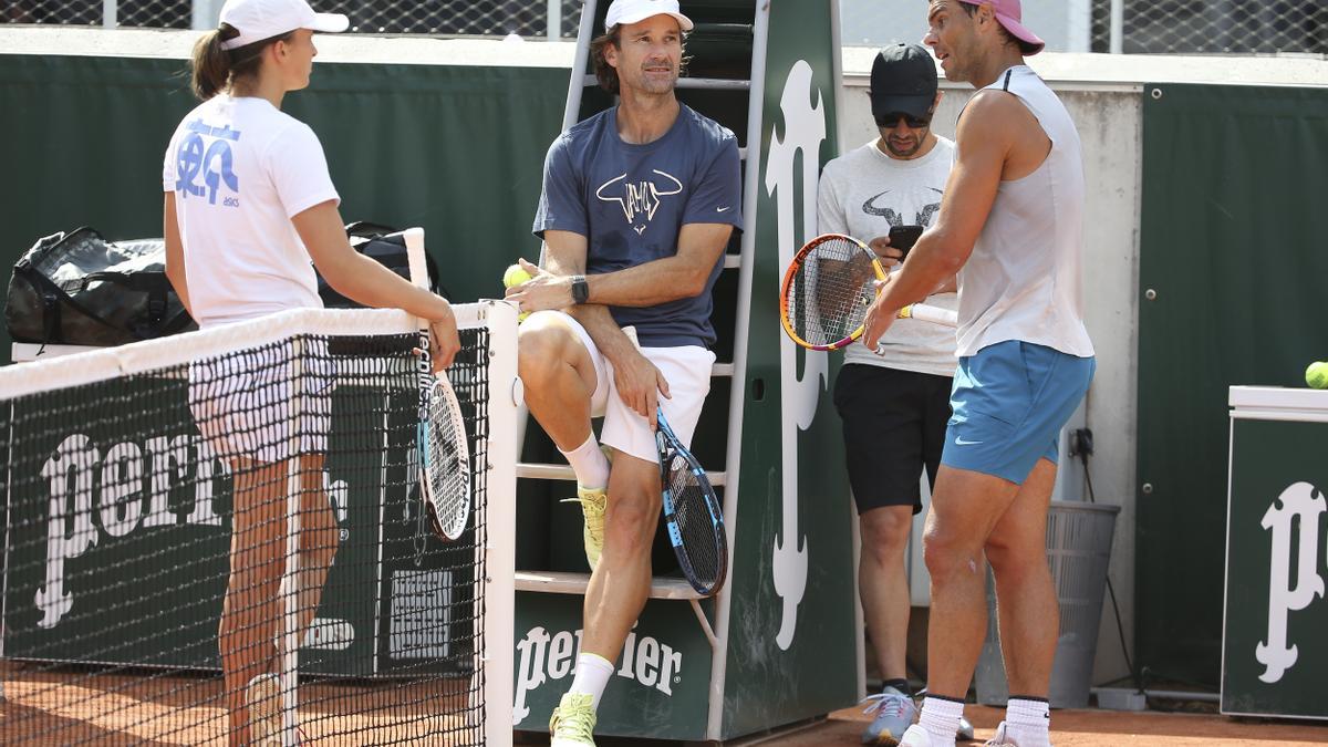 Carlos moya dialoga tanto con Rafa Nadal, su pupilo, como con la tenista polaca Iga Swiatek