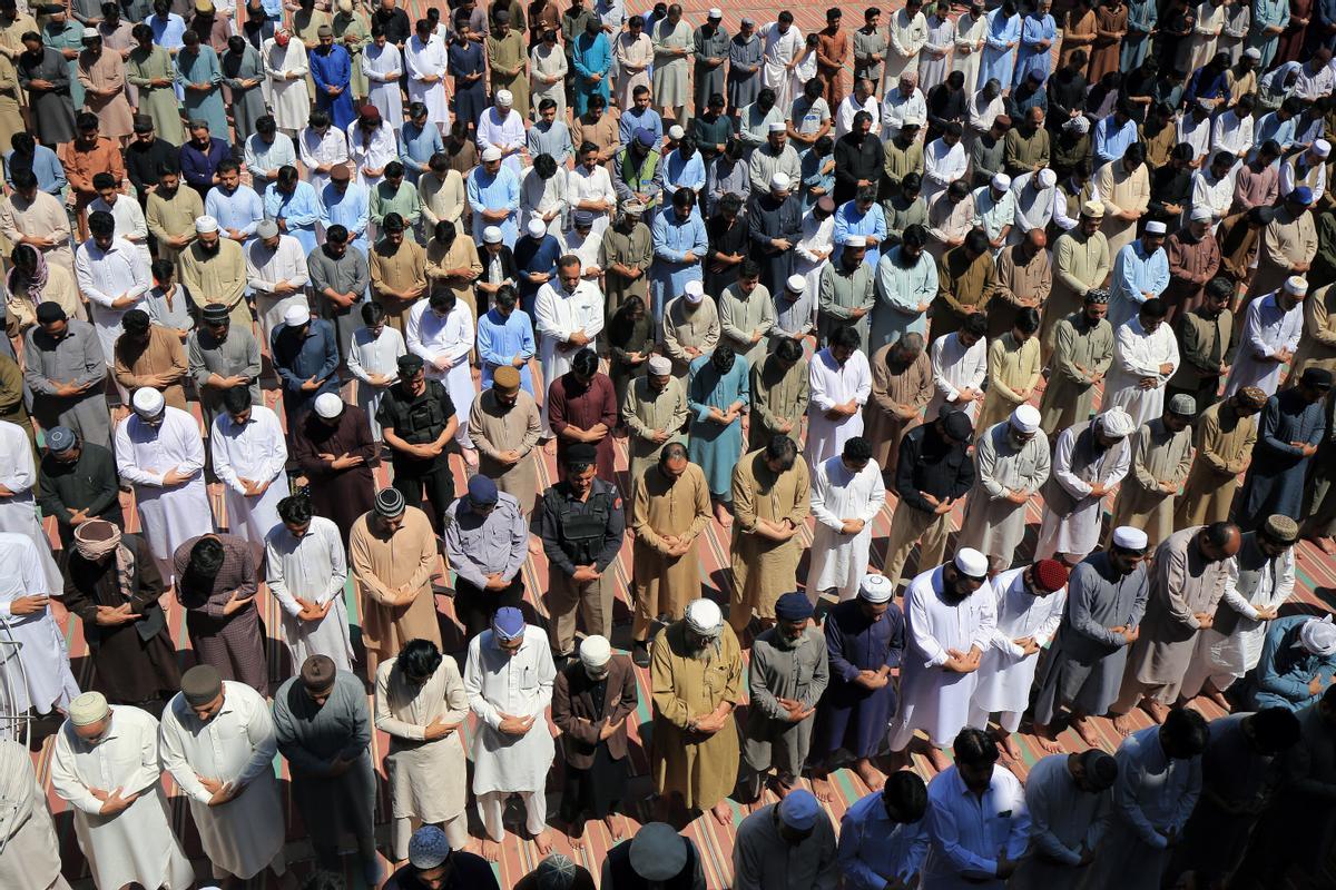 Los musulmanes celebran el fin del Ramadán. Fiesta del Eid al-Fitr en Peshawar, Pakistán.