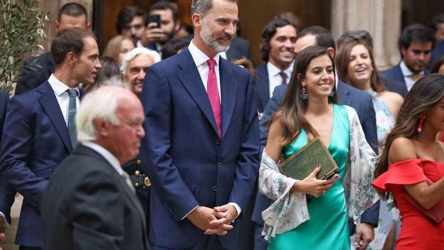 El rey Felipe VI junto a otros invitados al enlace.