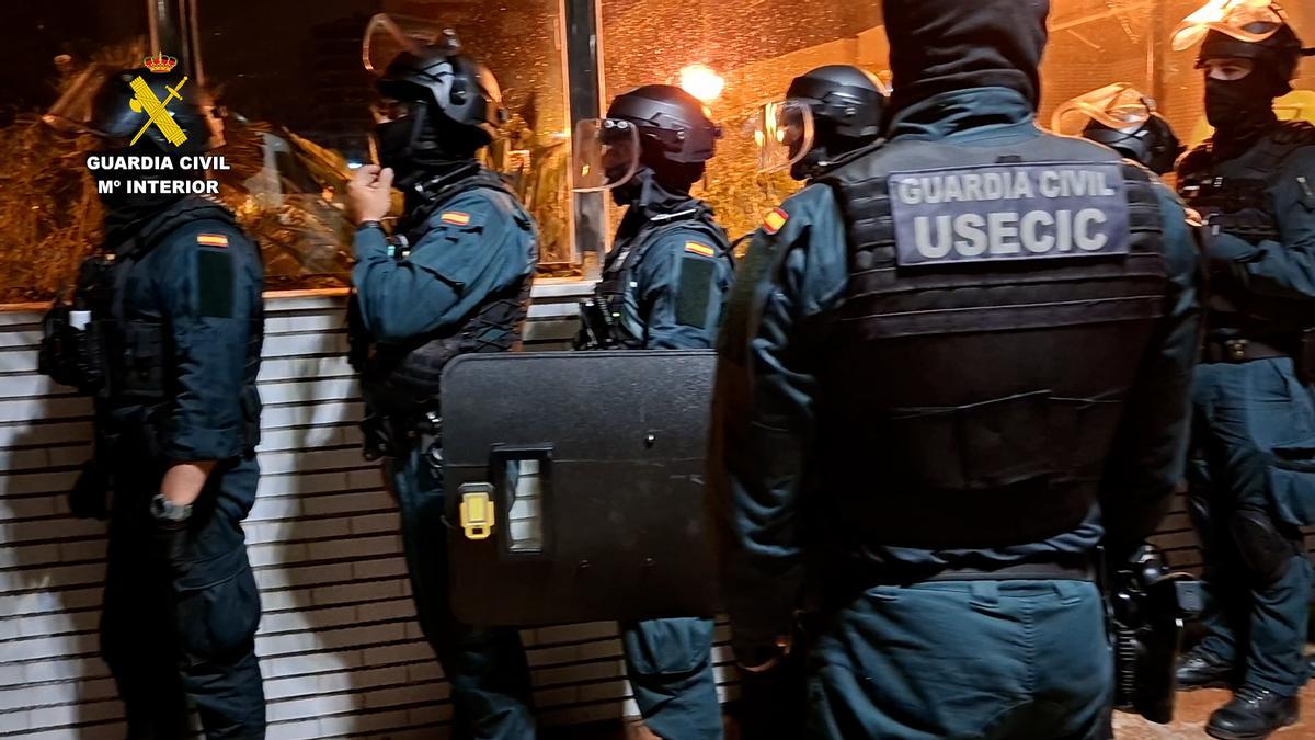 Los agentes de la Guardia Civil, dispuestos a hacer la entrada en el punto desarticulado.