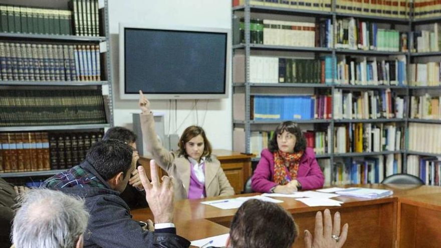 Josefa Asunción Morgade, con la mano alzada, en el pleno de toma de posesión como alcaldesa. // Brais L.