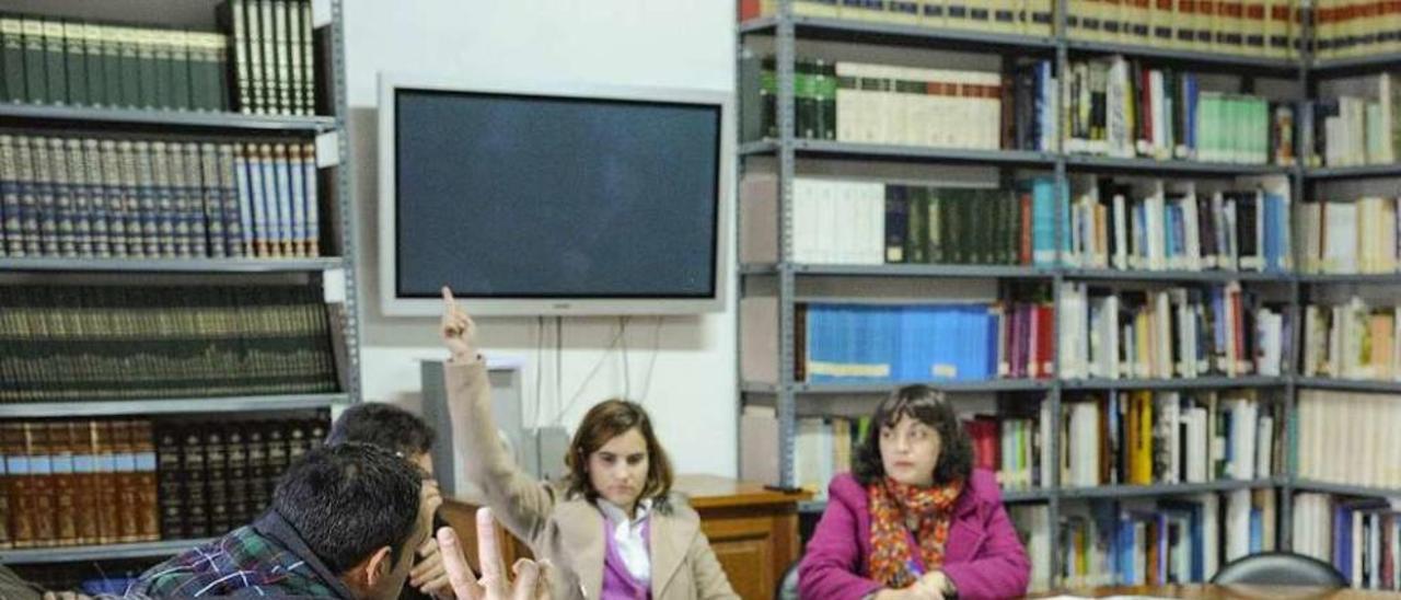 Josefa Asunción Morgade, con la mano alzada, en el pleno de toma de posesión como alcaldesa. // Brais L.