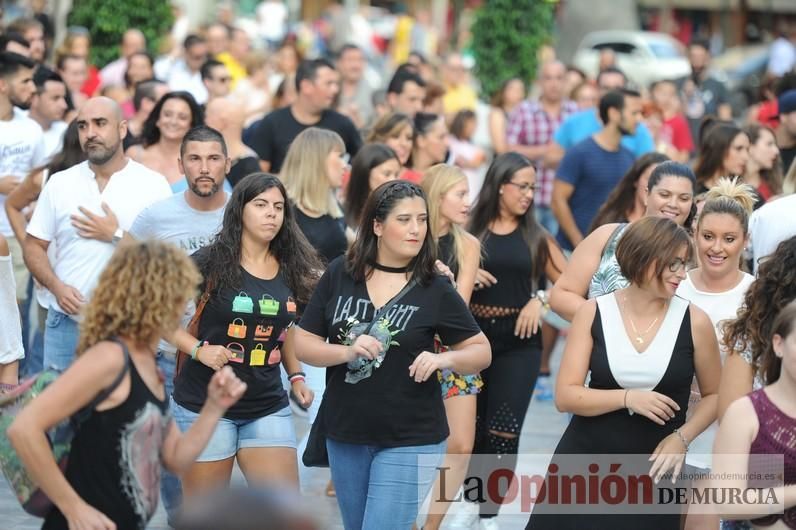 Los bailes latinos salen a la calle en Murcia