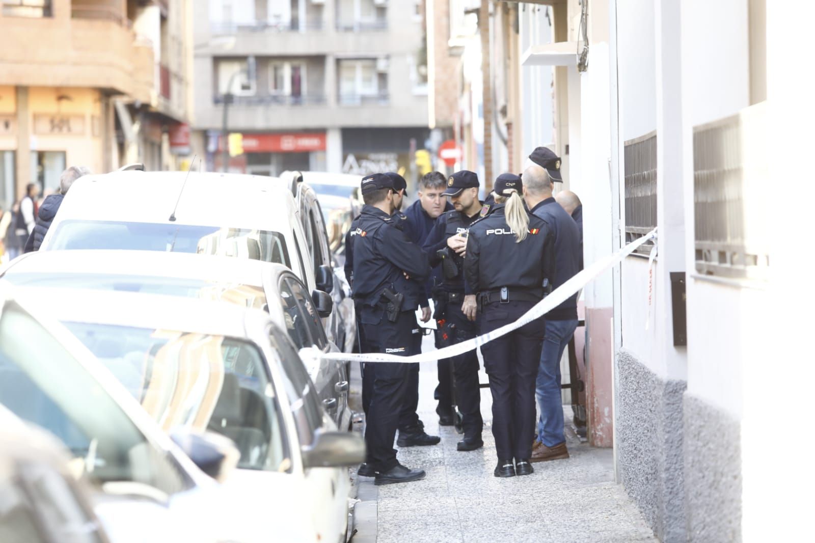 En imágenes | La Policía investiga un asesinato machista en Zaragoza