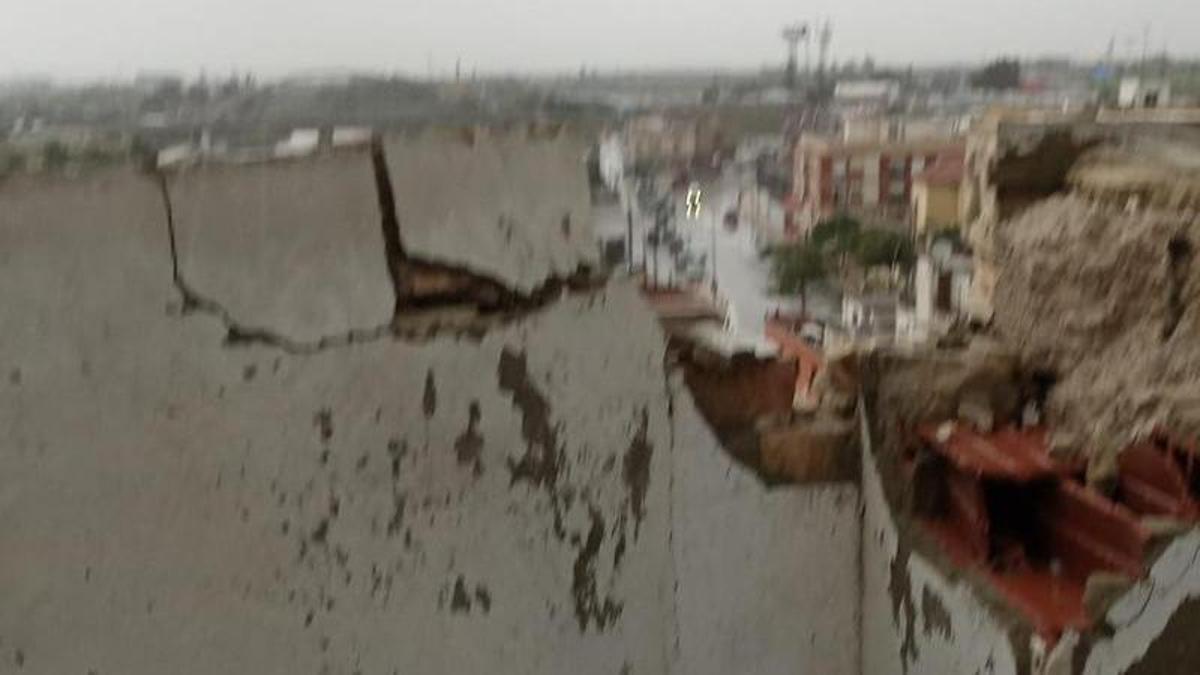 El impacto de uno de los rayos provoca daños en una vivienda de Cullera.
