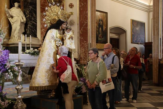 Miles de fieles  participan en el tradicional "Besamanos" a la Virgen de los Desamparados