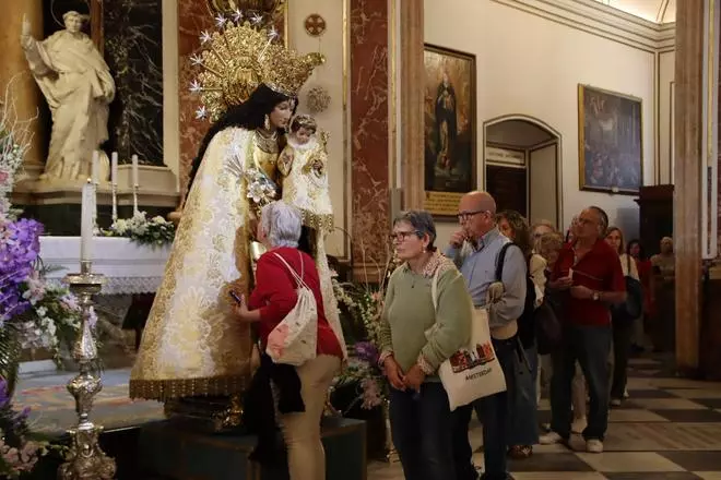 Miles de fieles  participan en el tradicional "Besamanos" a la Virgen de los Desamparados