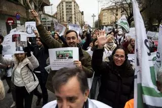 Fotogalería | Los médicos se plantan y vuelven a las calles: las imágenes de la manifestación en Extremadura