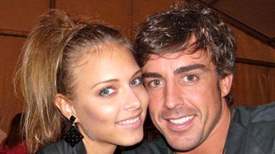 Alonso y Dasha Kapustina posan juntos