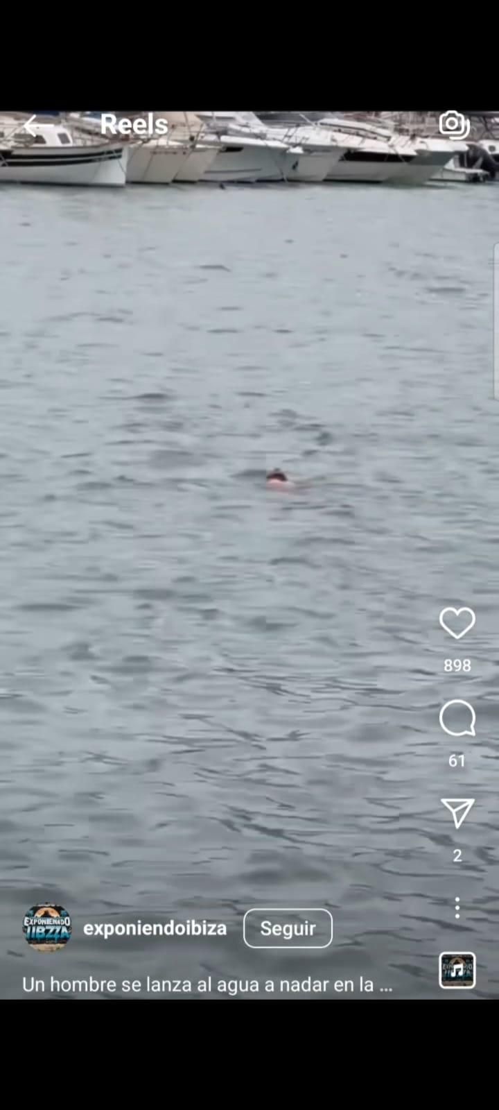 Un bañista nadando en el puerto de Ibiza