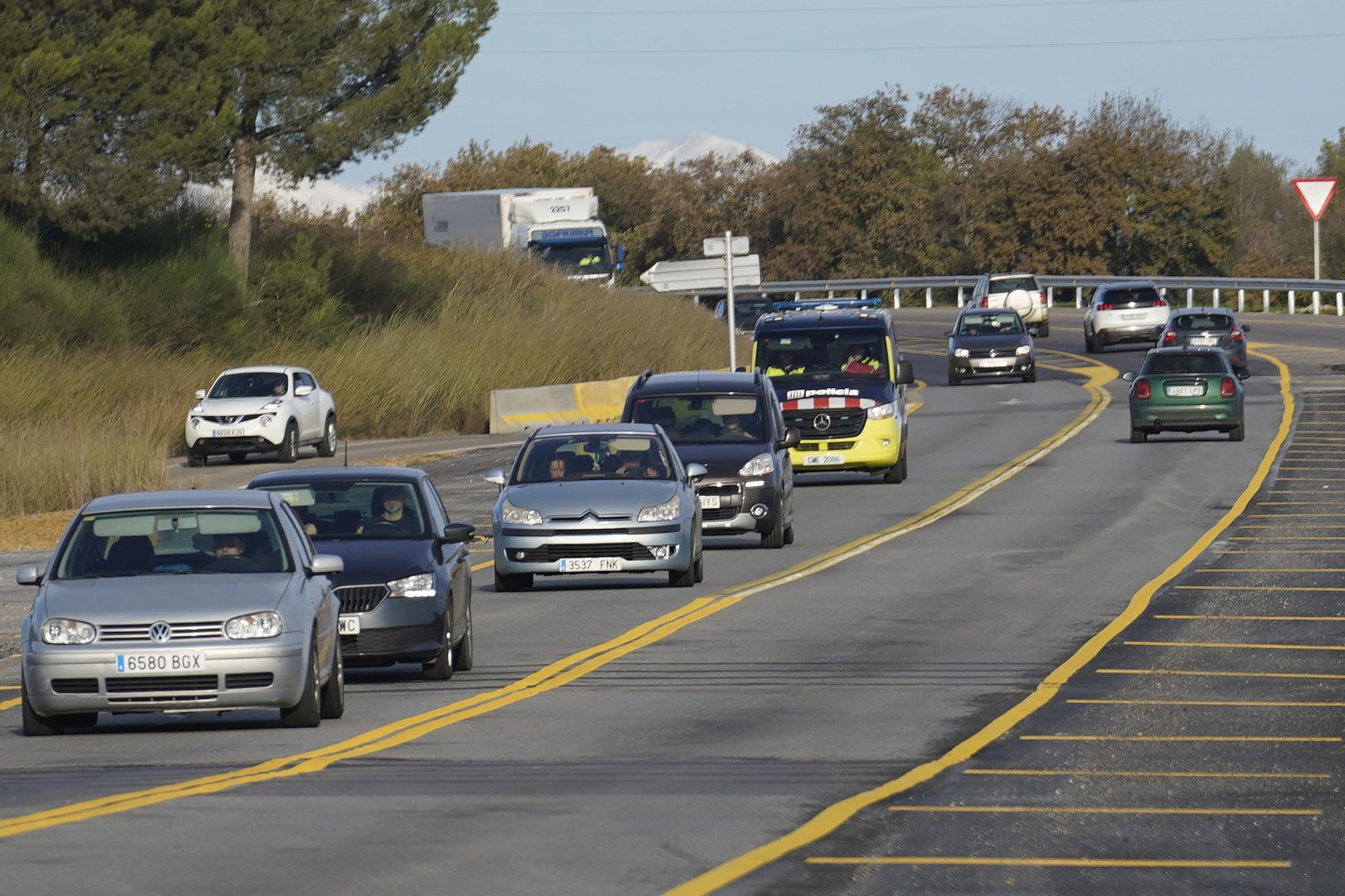 Caos a la variant de Banyoles per un accident múltiple amb un ferit crític
