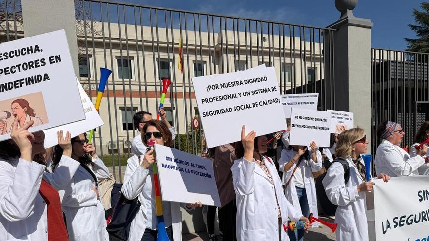 Los médicos inspectores de la Seguridad Social, sobre los retrasos de las bajas: 