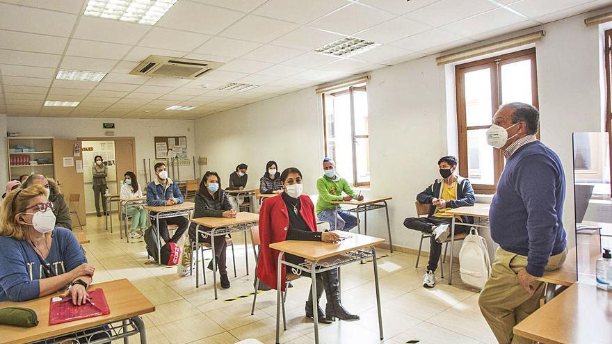 El paro agravado por el covid devuelve a las aulas a alumnos sin el graduado