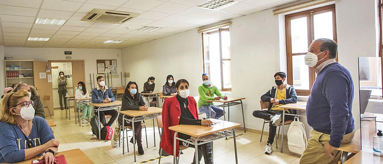 Aula en el centro de adultos Paulo Freire de Alicante, esta semana. | PILAR CORTÉS