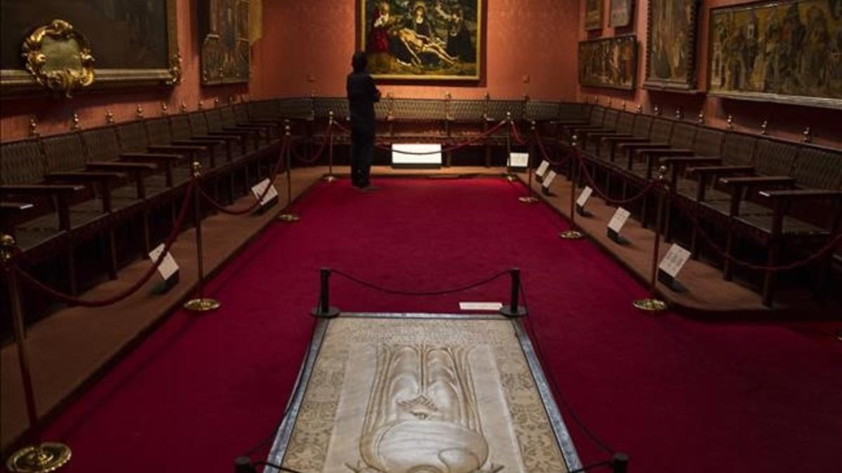 En primer plano el sepulcro de Lluís Desplà, al fondo en la pared, el historiador Daniel Rico contempla la obra maestra de Bermejo: la `Pietat Desplà¿.