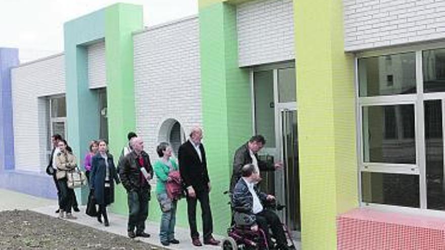 Vecinos y autoridades, en la visita a la ampliación de la escuela de Montevil.
