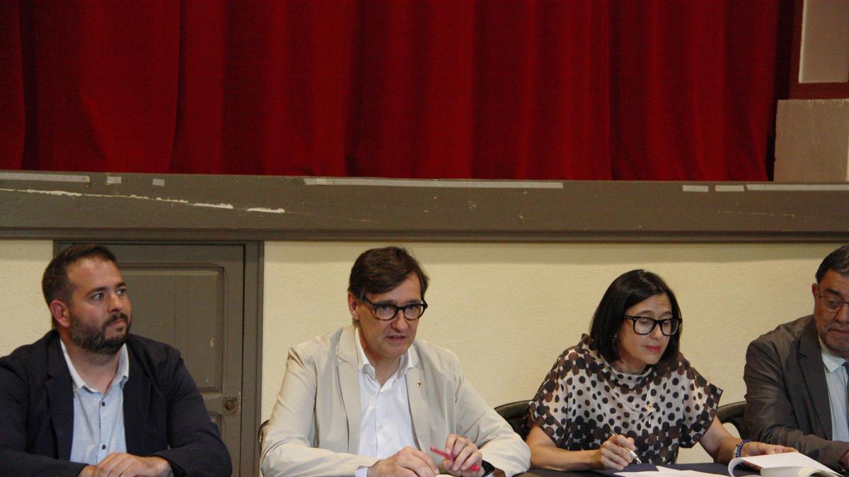 El president de la Generalitat, Salvador Illa, en la reunión con los alcaldes en Aiguamúrcia (Tarragona).