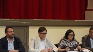 El president de la Generalitat, Salvador Illa, en la reunión con los alcaldes en Aiguamúrcia (Tarragona).
