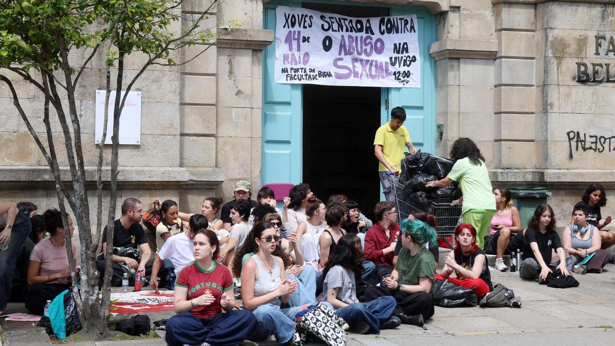 Sentada de protesta de alumnos de la facultad de Bellas Artes en Pontevedra para denunciar la falta de medidas efectivas de la Universidade de Vigo contra un supuesto caso de abuso sexual