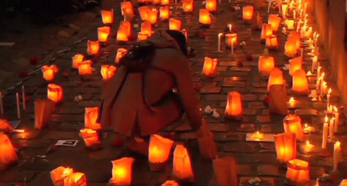 Els familiars recorden amb una vetlla els més de 3.000 desapareguts o assassinats durant la dictadura de Pinochet mentre que també es produeixen violents disturbis i barricades en algunes poblacions de la perifèria de Santiago.