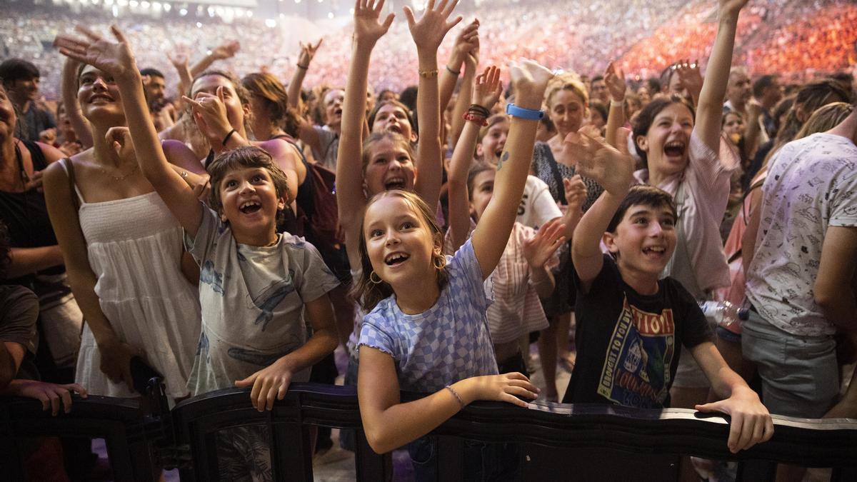 Niños y adolescentes, acompañados por sus padres, en el concierto de 'Eufòria' de julio de 2022 en el Palau Sant Jordi.