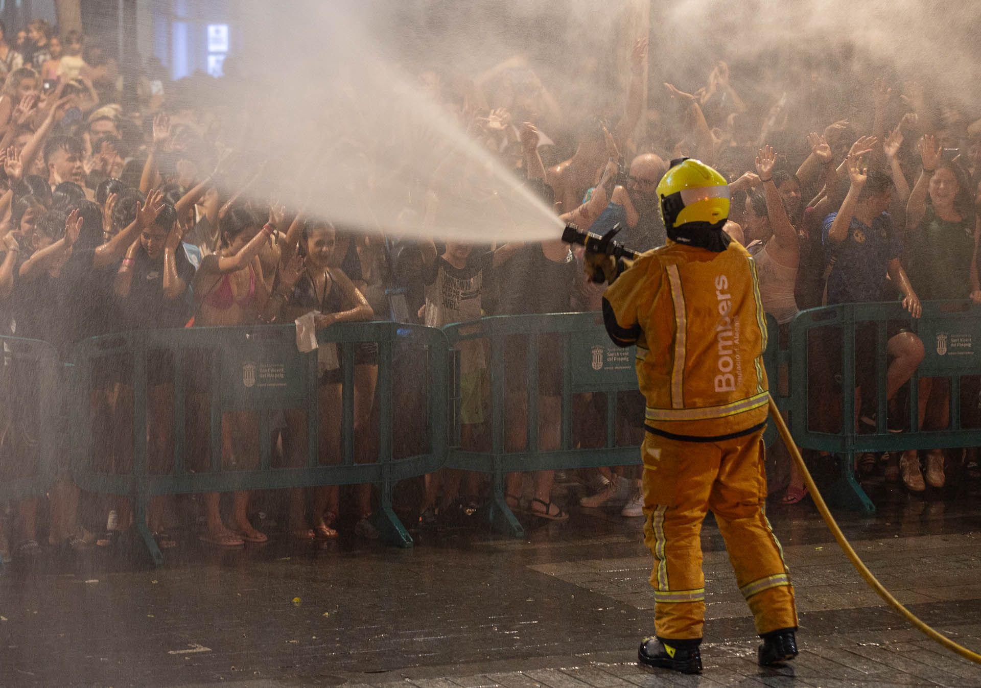 El fuego consume las Hogueras de San Vicente