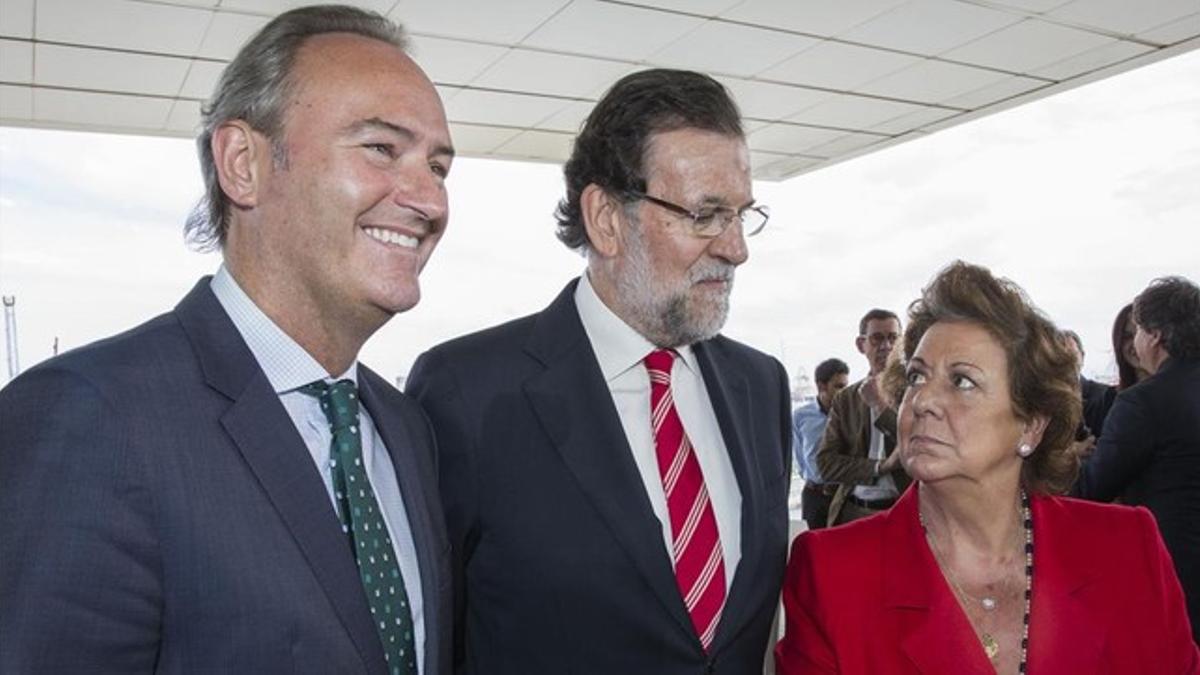 Mariano Rajoy entre Alberto Fabra y Rita Barberá, este martes en Valencia.