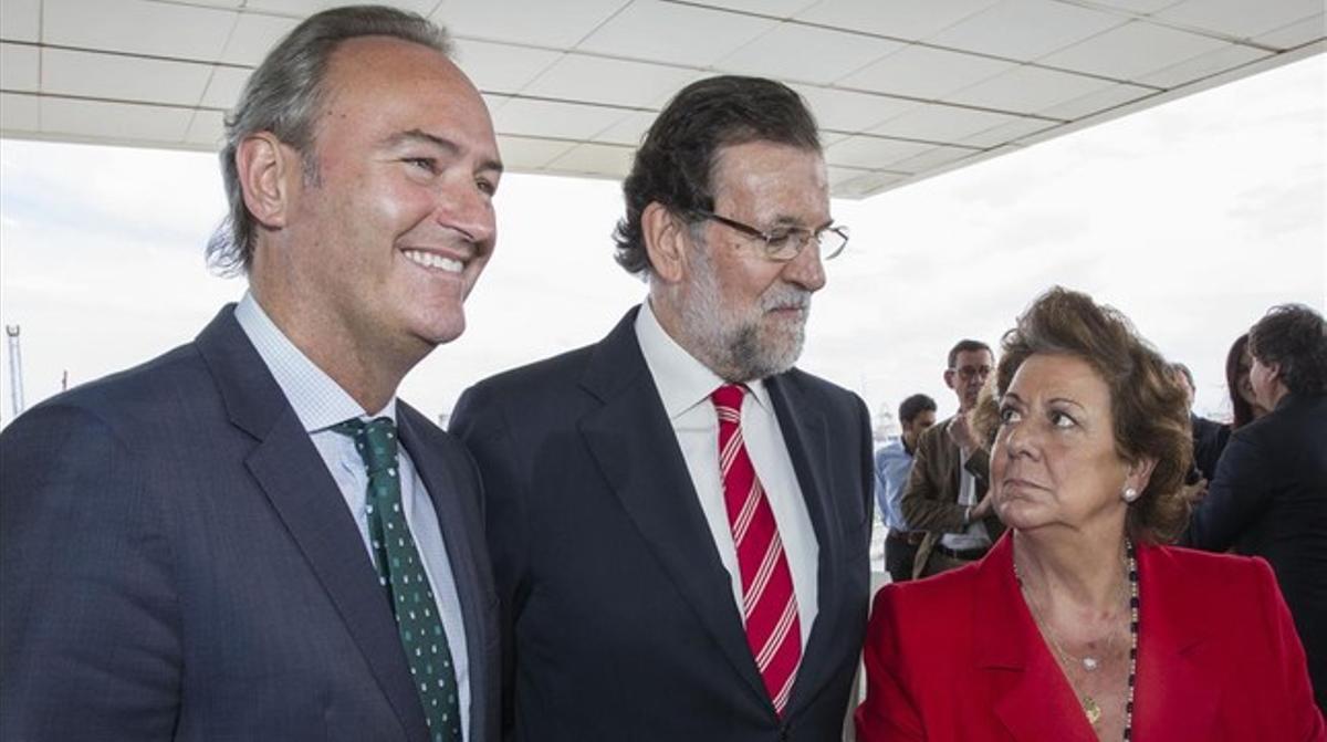 Mariano Rajoy entre Alberto Fabra i Rita Barberá, aquest dimarts a València.