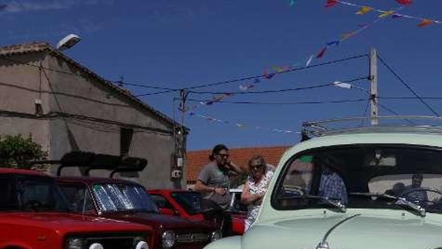 Los coches clásicos reviven el sabor de antaño en las fiestas de Carrascal