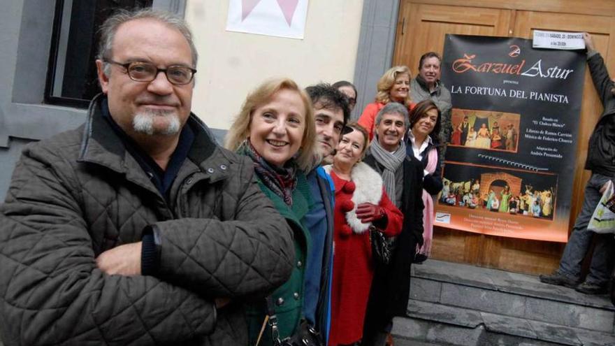 Andrés Presumido, en primer término, al presentar la obra en Mieres.