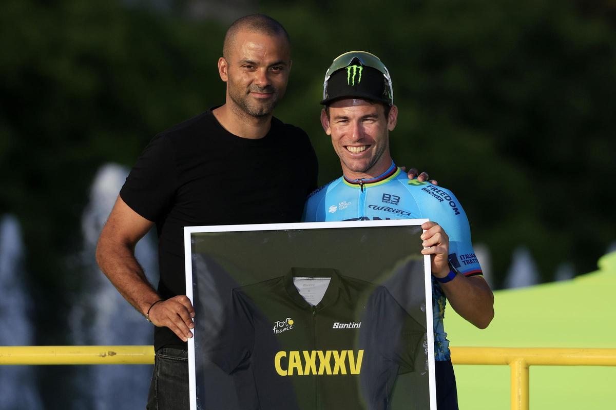 Cavendish recibió el homenaje del Tour de Francia de las manos del exbaloncestista Tony Parker