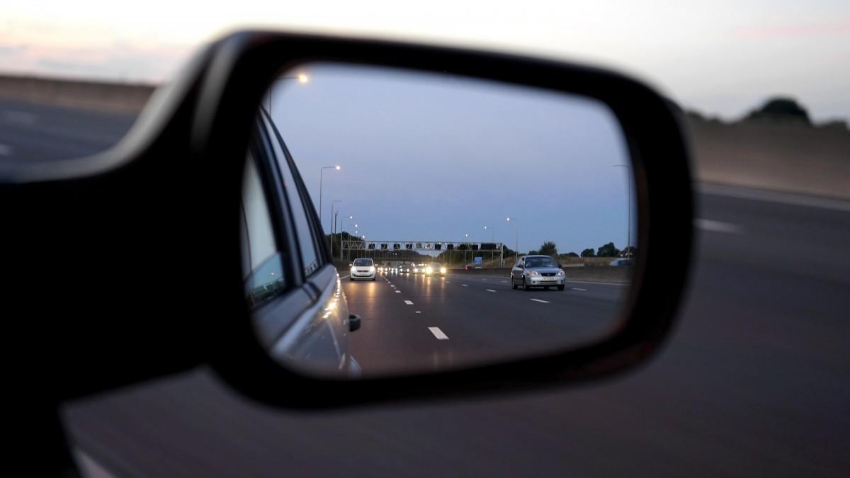 Consejos para evitar el ángulo muerto en el coche