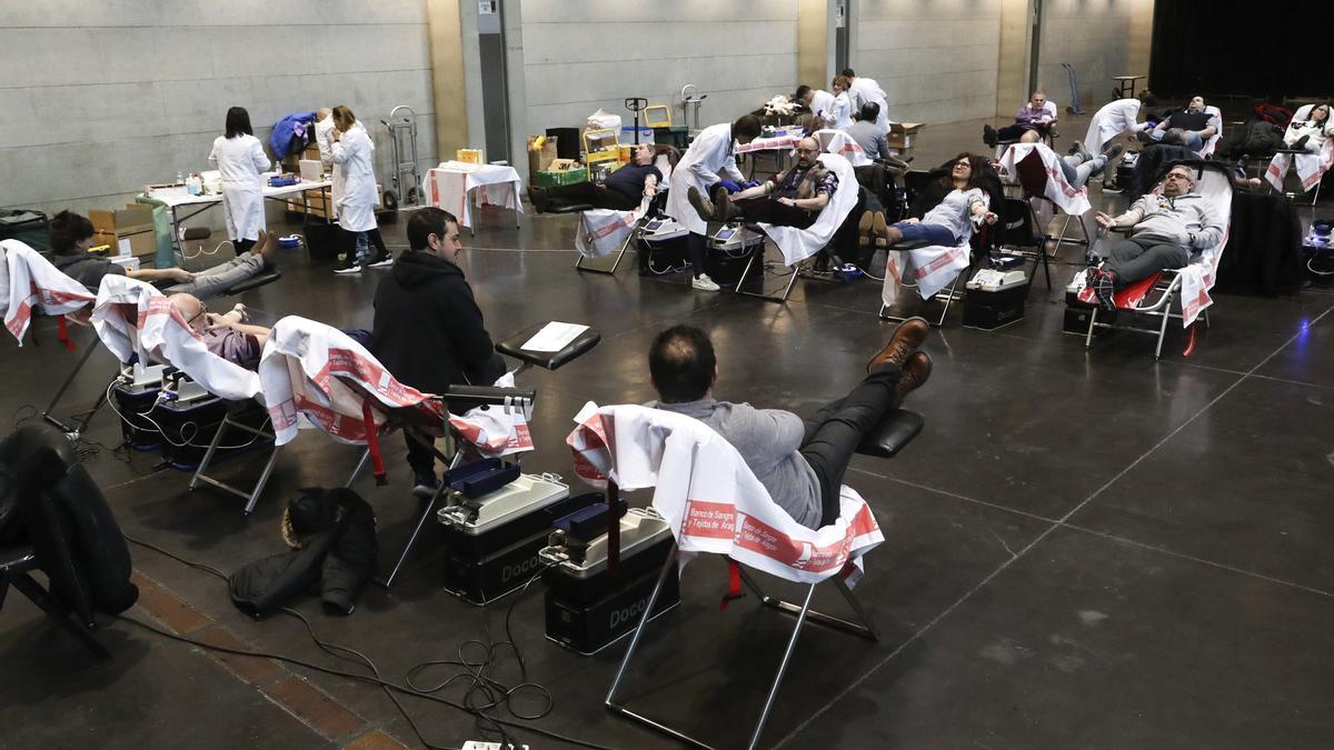 Varios aragoneses donan sangre en la Sala Multiusos, a principios de 2020.
