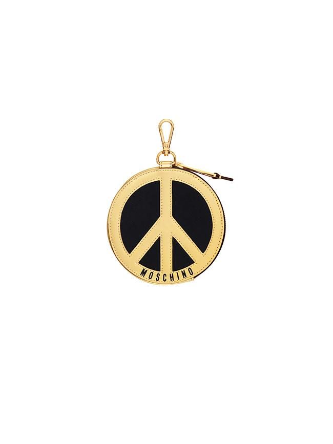 Todas las imágenes de la colección de Moschino x H&M: monedero símbolo de la paz