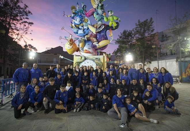 Trabajo en equipo al estilo fallero en la Plantà de las fallas de Sagunt