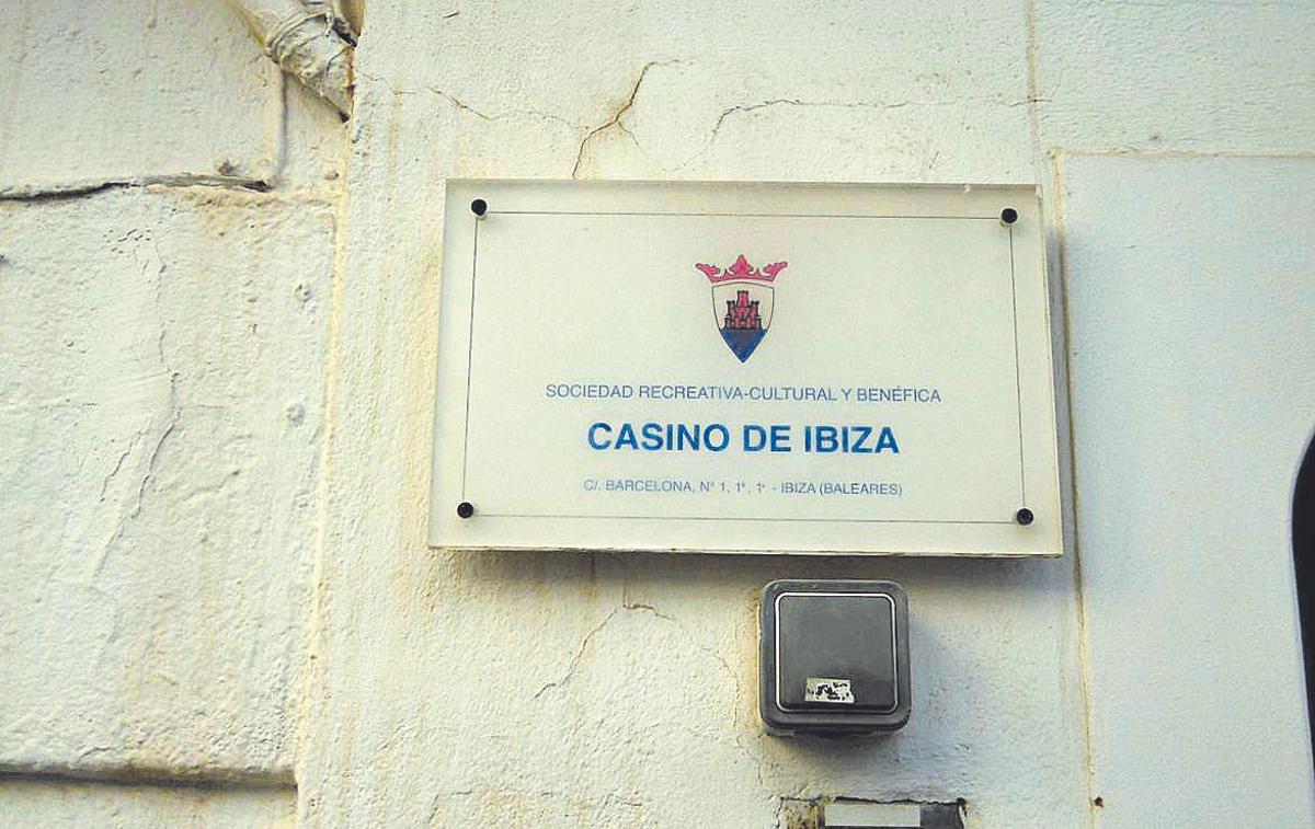 Rètol del Casino d’Eivissa on consta que és una societat Recreativa, Cultural i Benèfica, tal com s’aprovà en els estatuts, en especial quan s’obrí el casino de joc del Passeig Marítim. Reportatge Felip Cirer. Dominical 7 de mayo de 2023