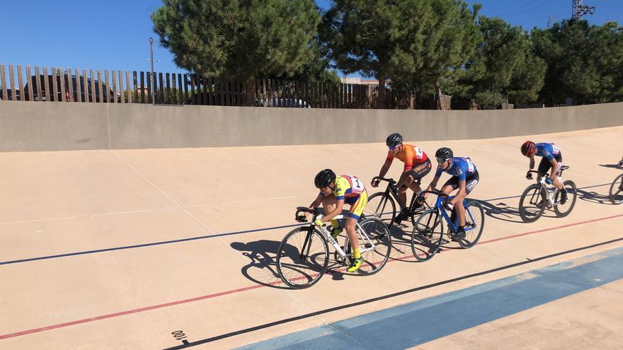 Podio para las escuelas ciclistas de la Costera y la Vall en la prueba inaugural de la Copa de Alicante de pista