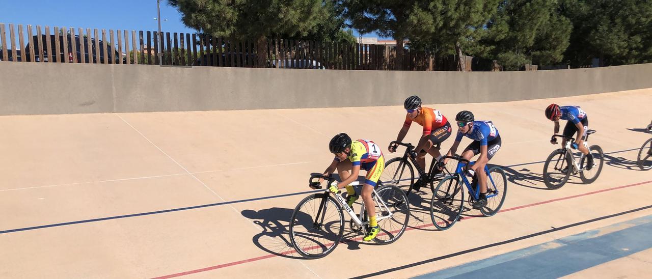 Ciclistas de la Costera y la Vall en la prueba de pista en Sant Vicent del Raspeig.