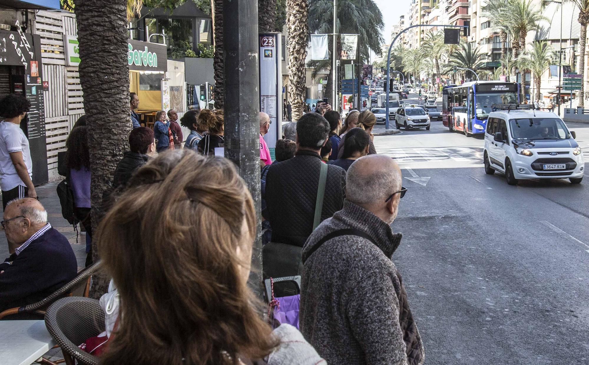 Decenas de personas esperan en las paradas de las líneas 21, 23 y 24 a un transporte en servicios mínimos que pasa cada 60 minutos