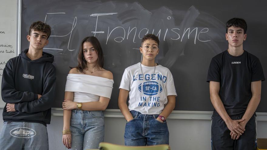 D’esquerra a dreta. Miquel Solé, Júlia Montañés, Janna El Bouti i Eloi García, en una aula del seu institut. | FIRMA