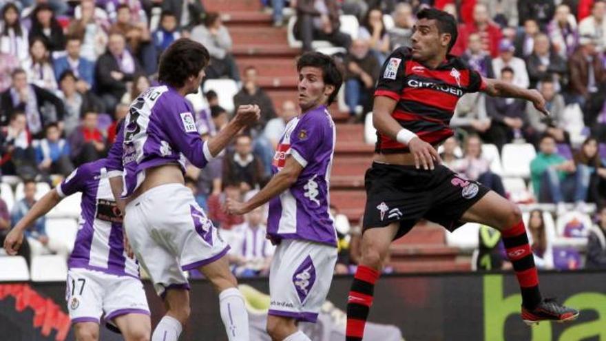 Augusto peina el balón en la jugada que acabaría en el gol de Cabral. // Efe