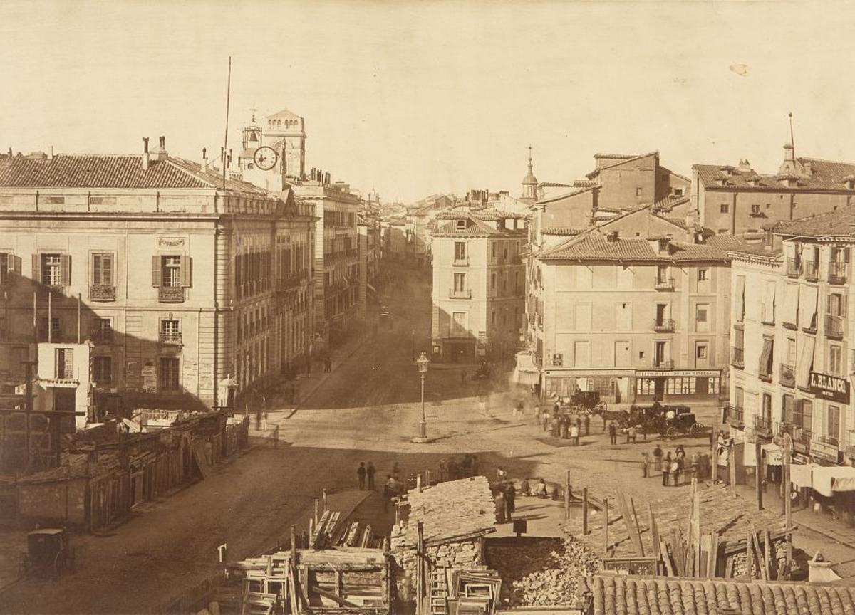 Puerta del Sol (1857). Charles Clifford.
