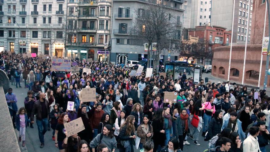 La manifestació més multitudinària del 8-M a Girona avançant per Jaume I.