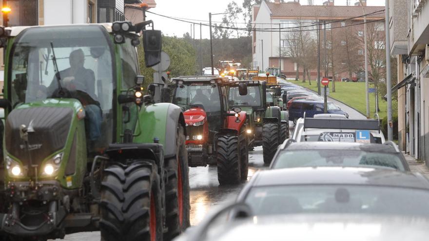 Luanco, tomado por los tractores: &quot;La zona rural está abandonada&quot;, claman los ganaderos