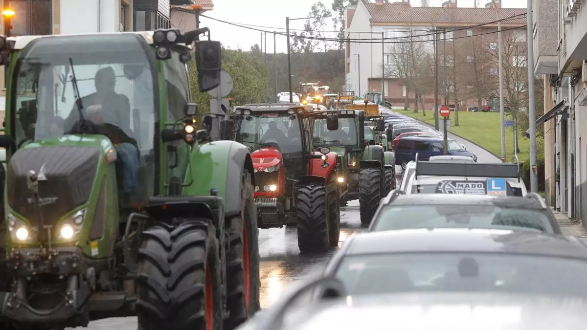 Los ganaderos estallan con una tractorada en Luanco: "Somos los grandes olvidados"