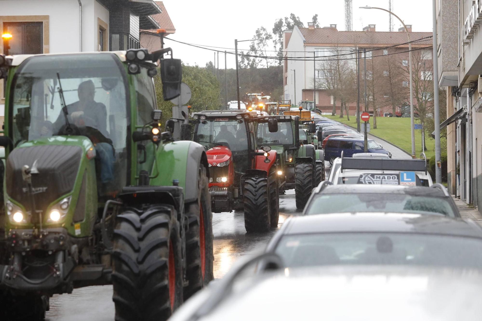 EN IMÁGENES: Los ganaderos toman con sus tractores la villa de Luanco